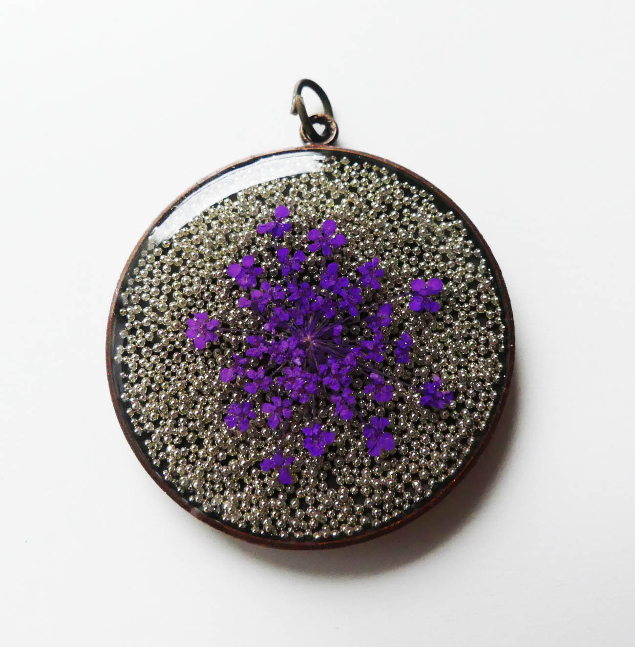 Fialové kvety na striebornom podklade - handmade živicový prívesok 