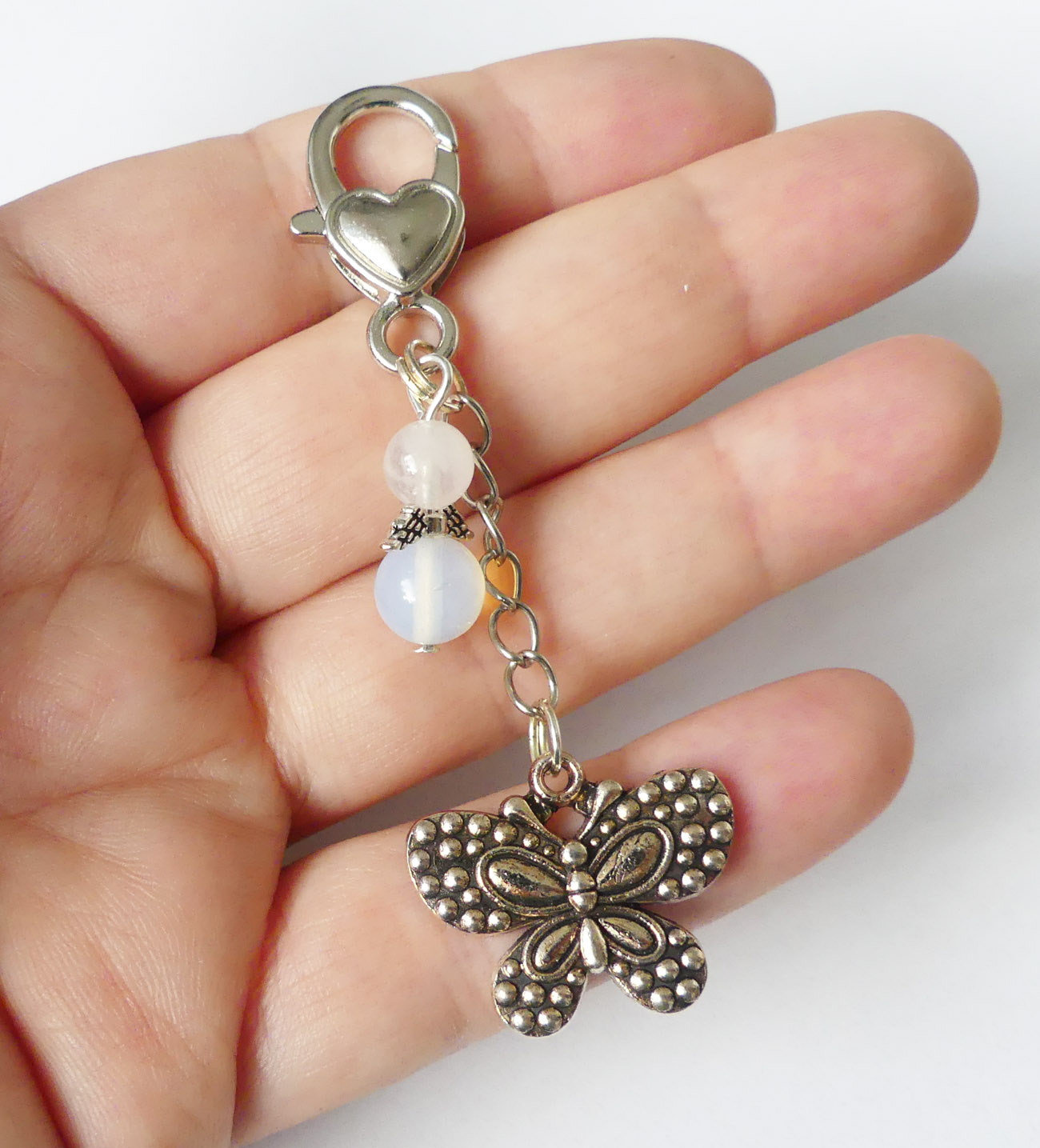 Handmade kľúčenka/prívesok s motýľom a anjelom z ruženínu a opalitu