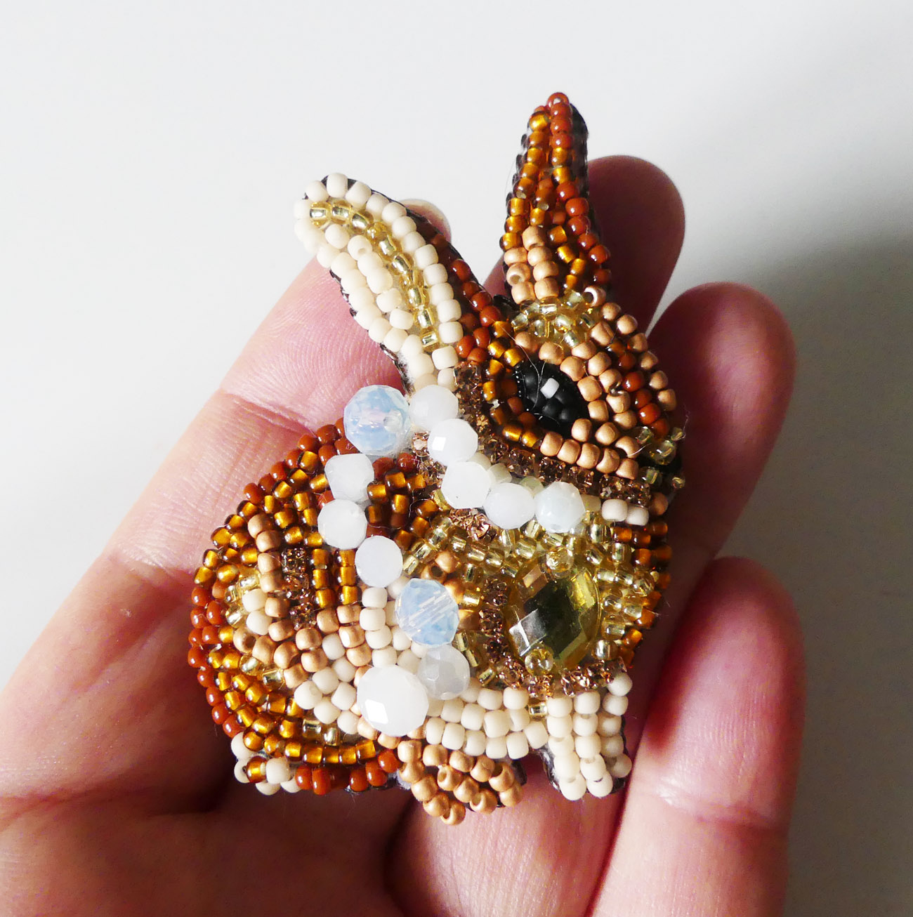 Handmade šitá korálková brošňa zajac