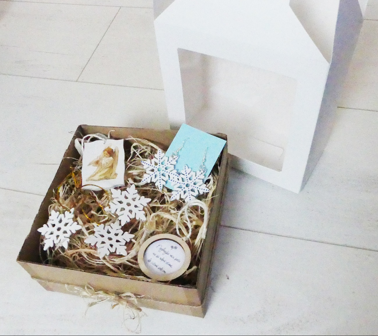 Zimný darčekový box s náušnicami a dekoráciami