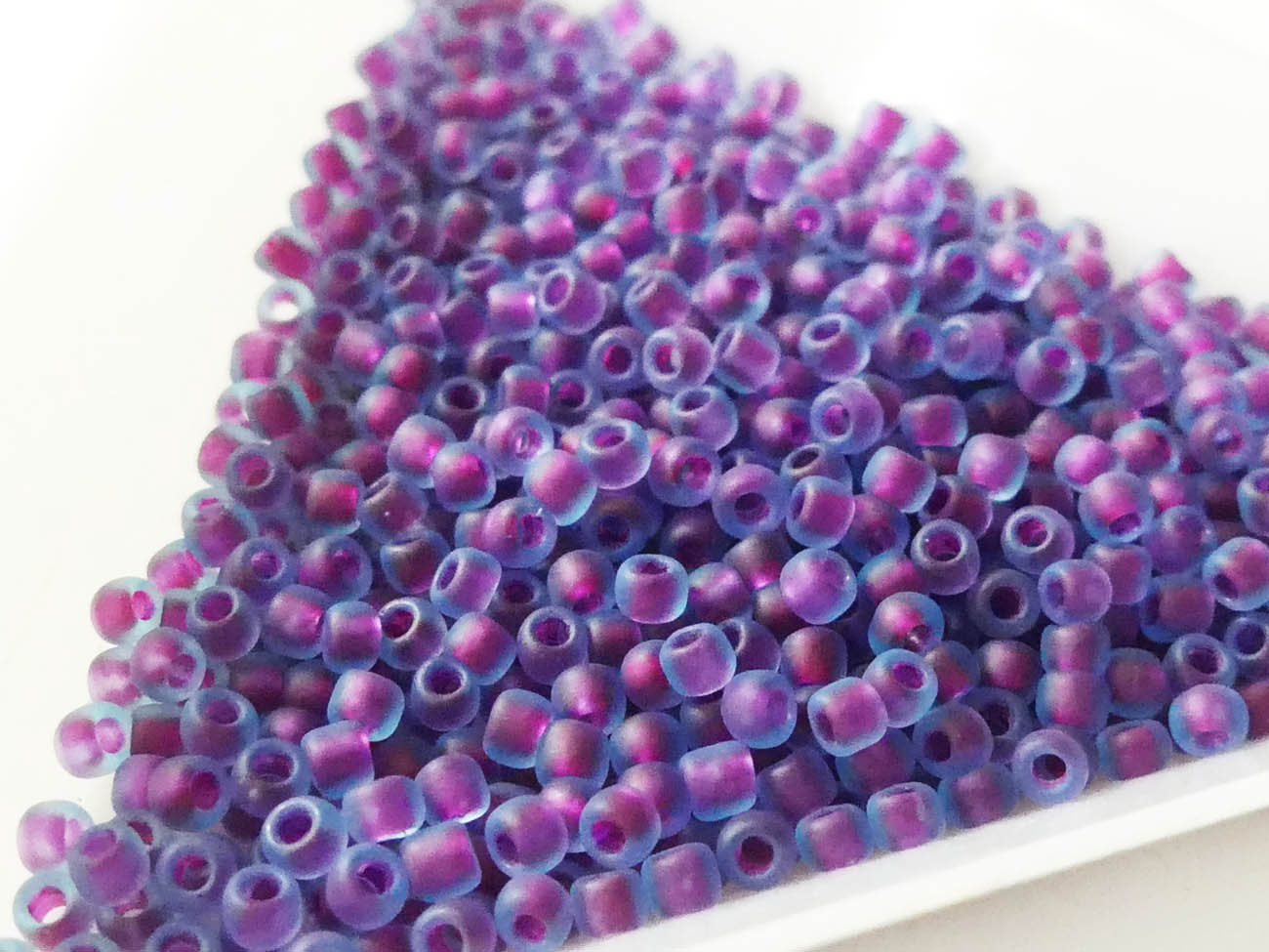 Korálky rokajl Toho round inside color frosted aqua/purple 11/0