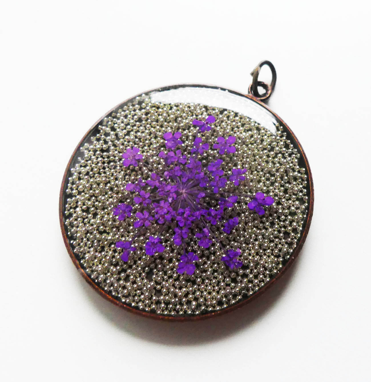 Fialové kvety na striebornom podklade - handmade živicový prívesok 