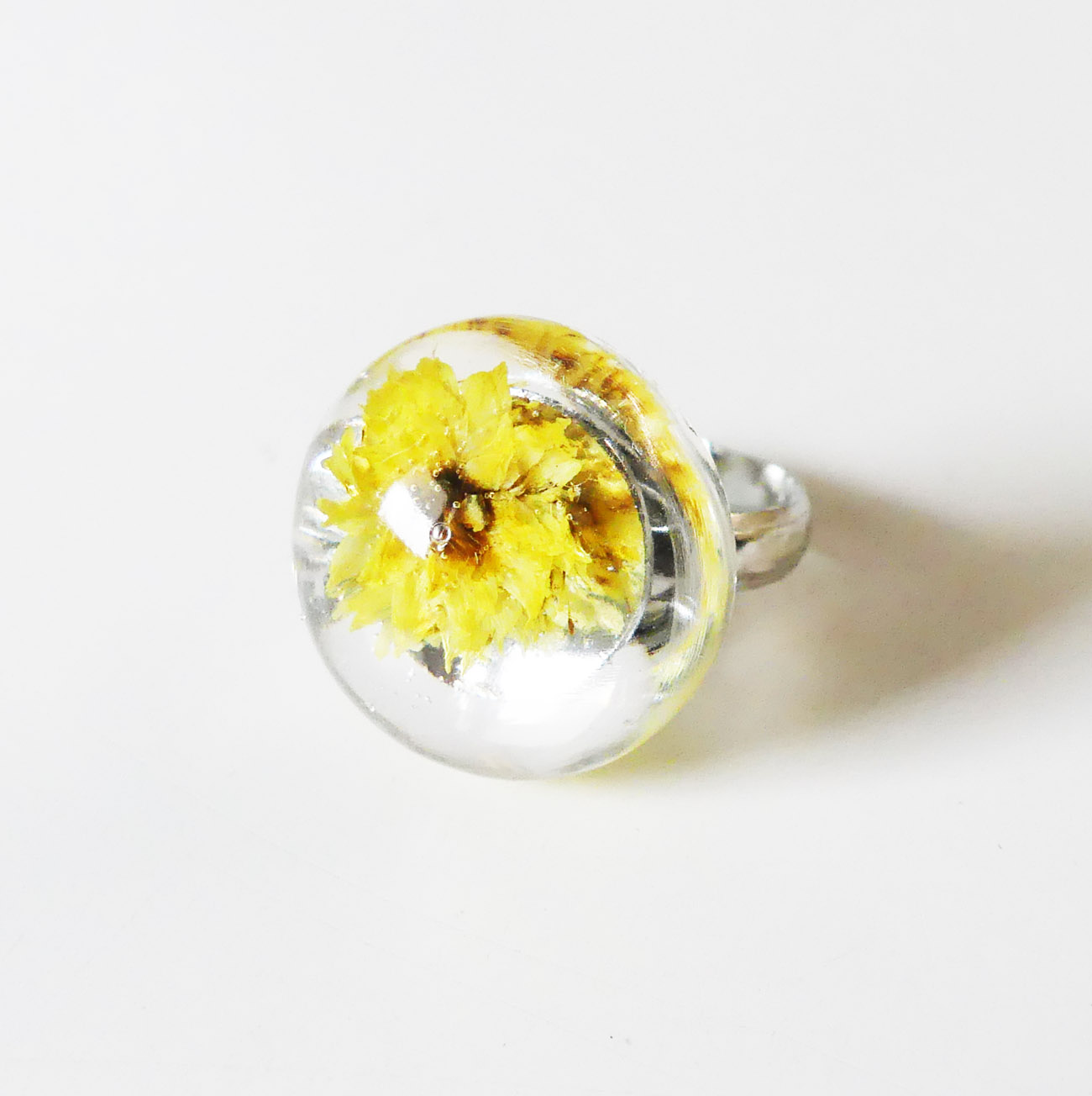 Handmade živicový polguľový prsteň - žltý kvet