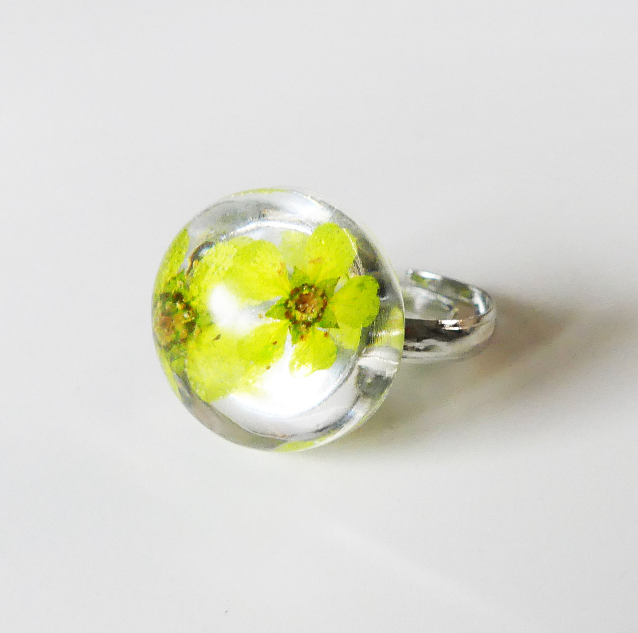 Handmade živicový polguľový prsteň - zelené kvety