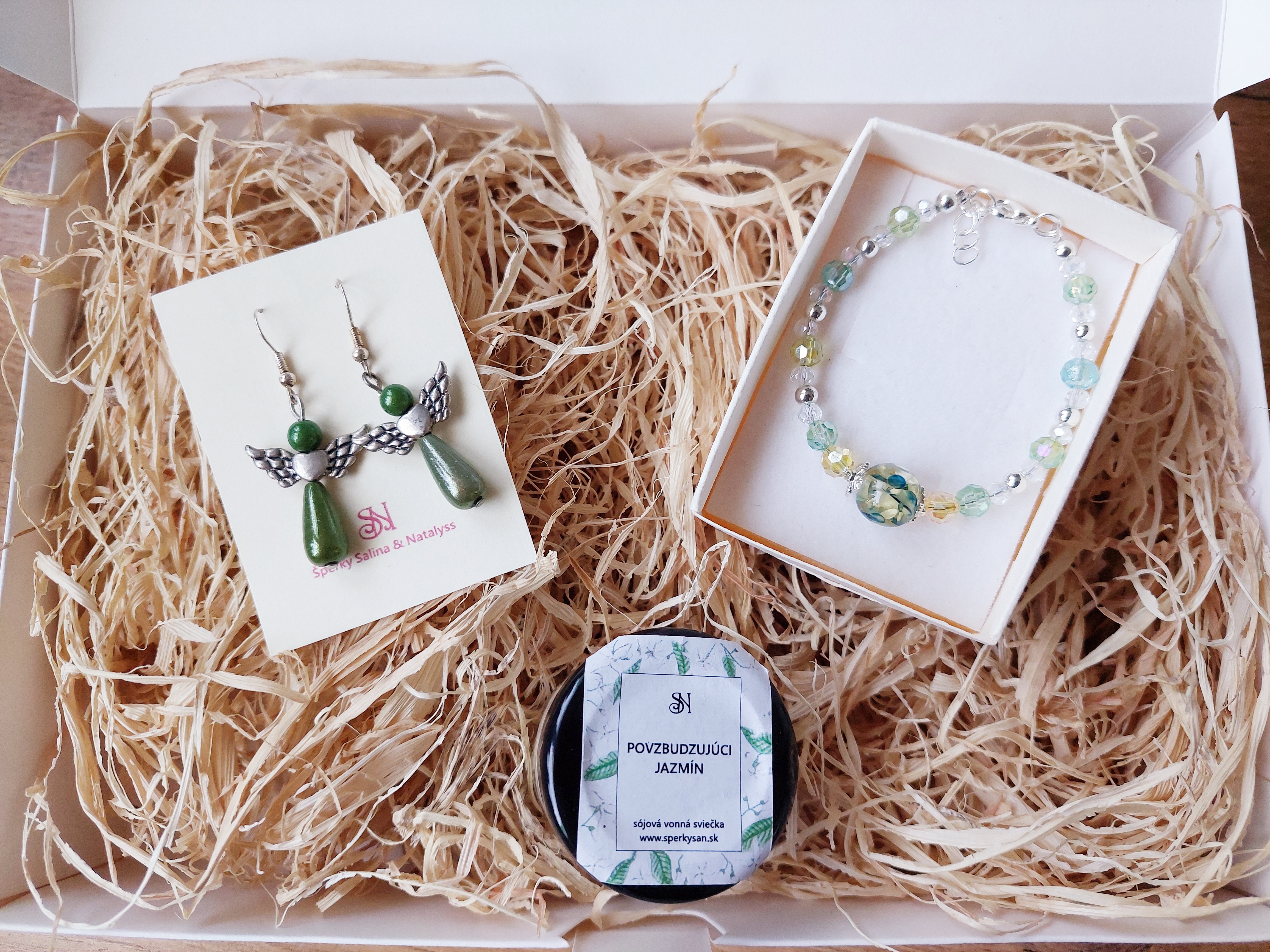 Zelený darčekový box pre ženy s náušnicami, náramkom a sviečkou
