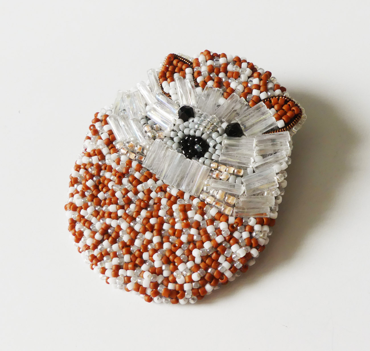 Handmade šitá korálková brošňa ježko