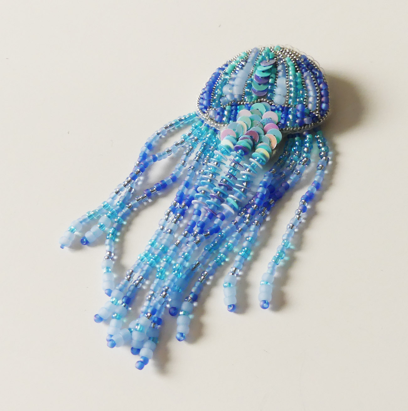 Handmade šitá korálková brošňa medúza