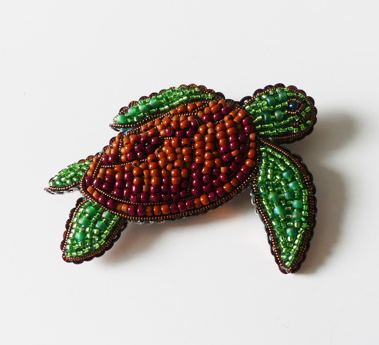Handmade šitá korálková brošňa morská korytnačka