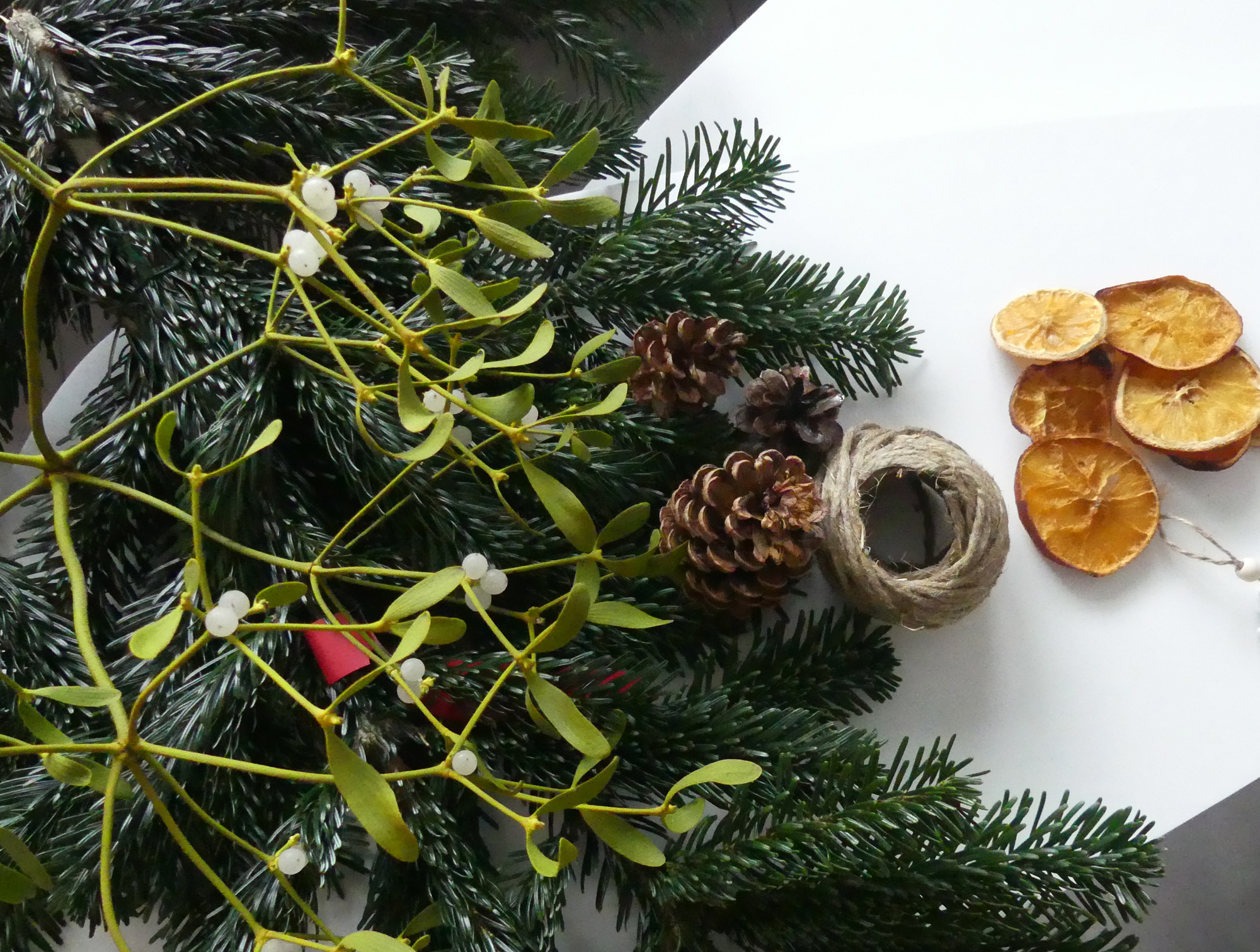 Rýchly návod na vianočný stromček z konárov a inšpirácia na vianočnú dekoráciu