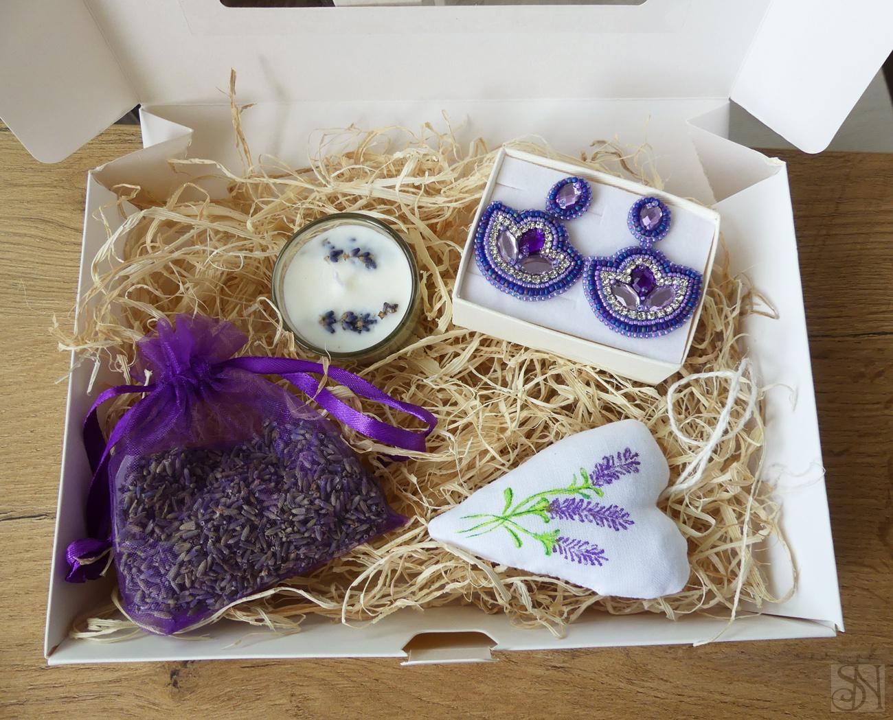Darčekový box pre ženy so sviečkou šperkom a dekoráciou