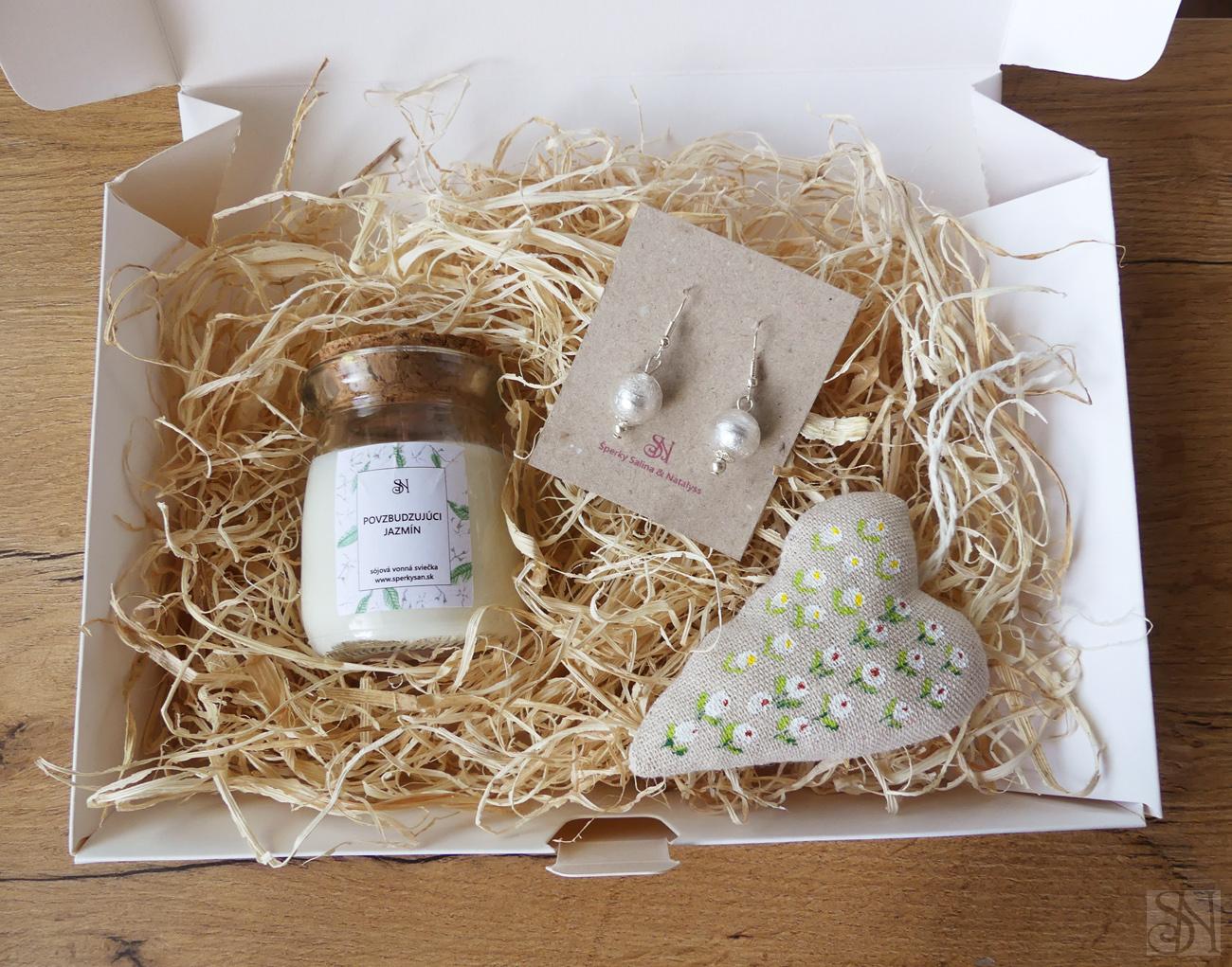 Darčekový box pre ženy so sviečkou šperkom a dekoráciou