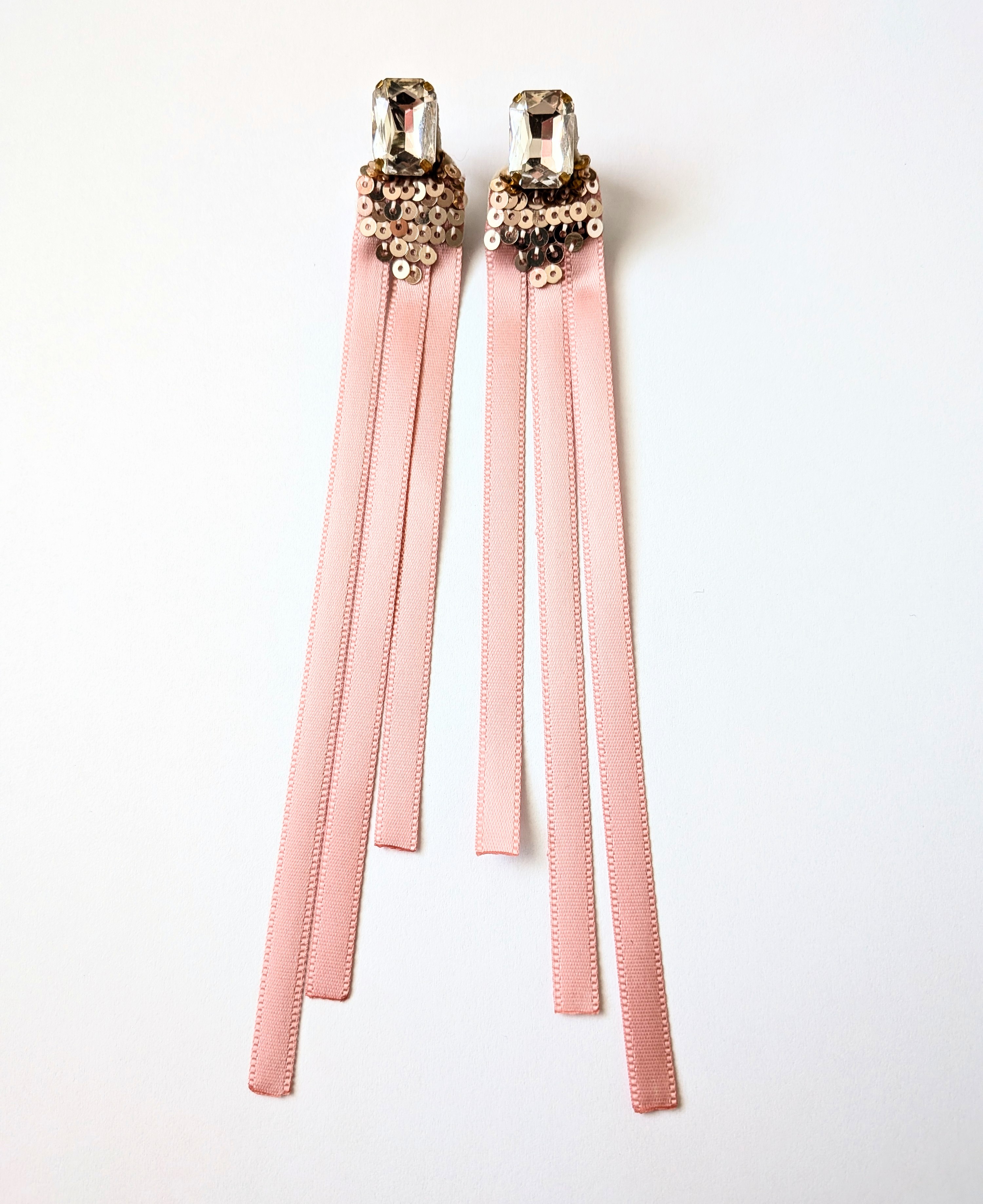 Púdrové štrasové náušnice so stuhou - chirurgická oceľ