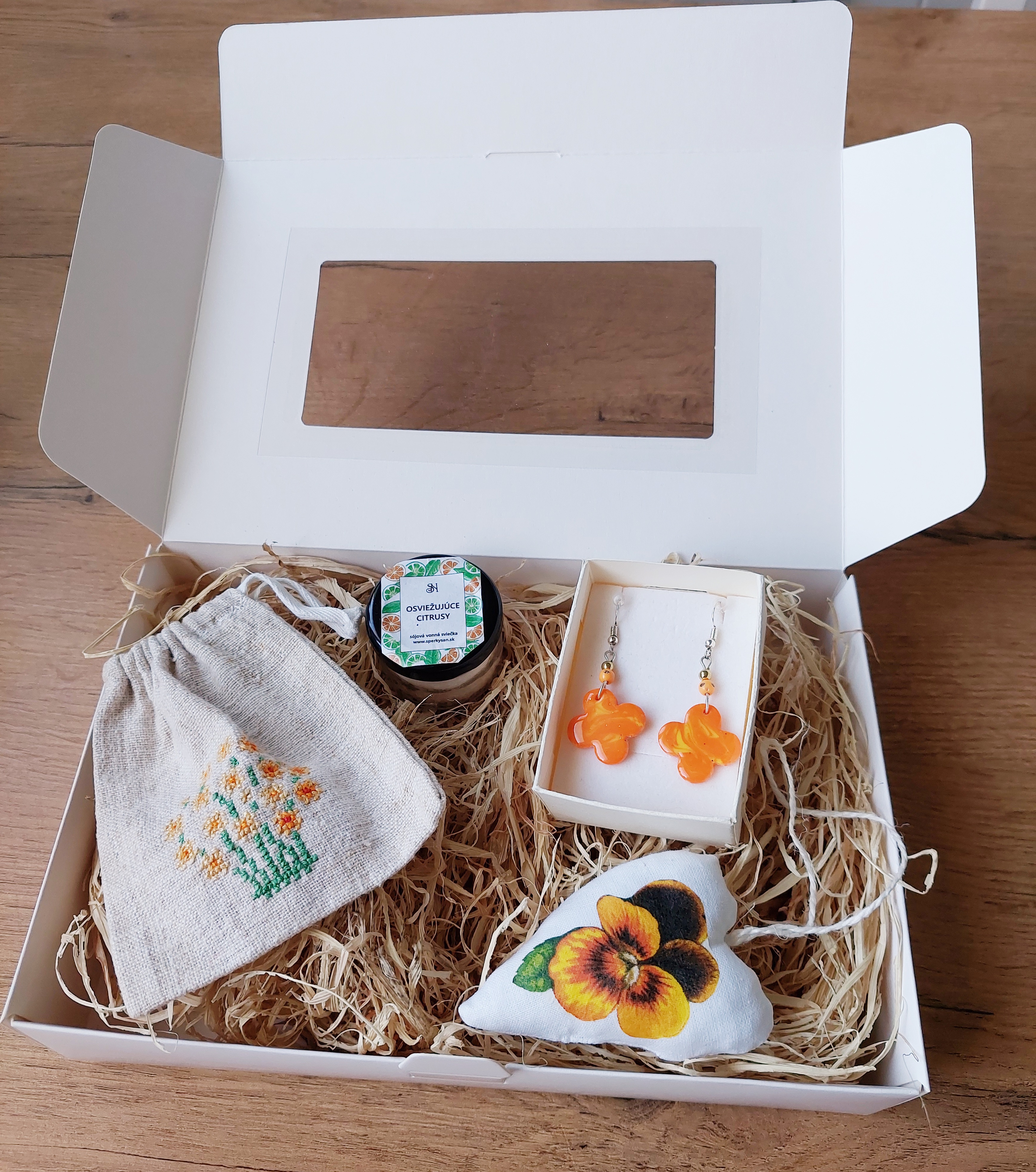 Oranžový darčekový box pre ženy s náušnicami, sviečkou a dekoráciami