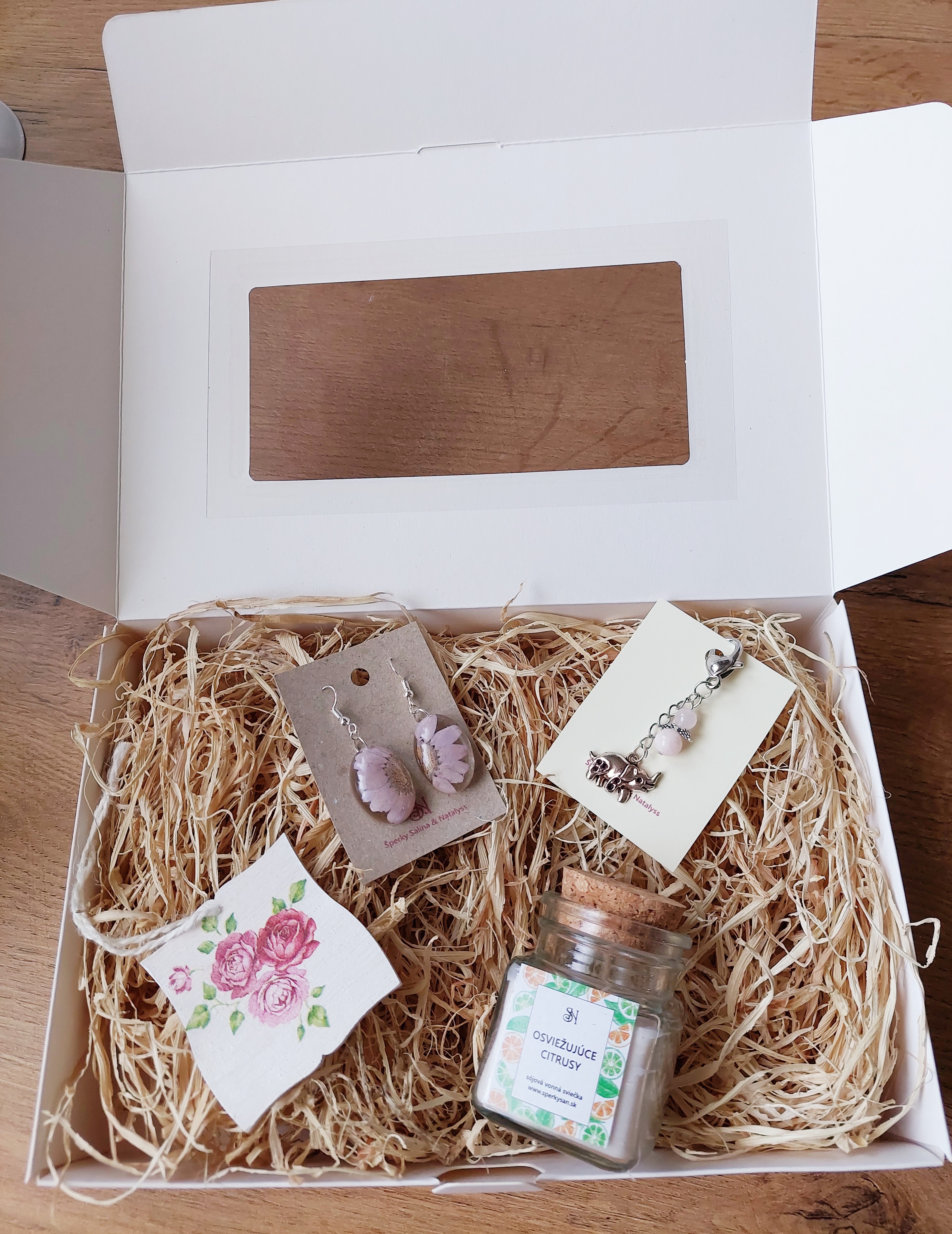 Ružovo-fialový darčekový box pre ženy s náušnicami, sviečkou a dekoráciou