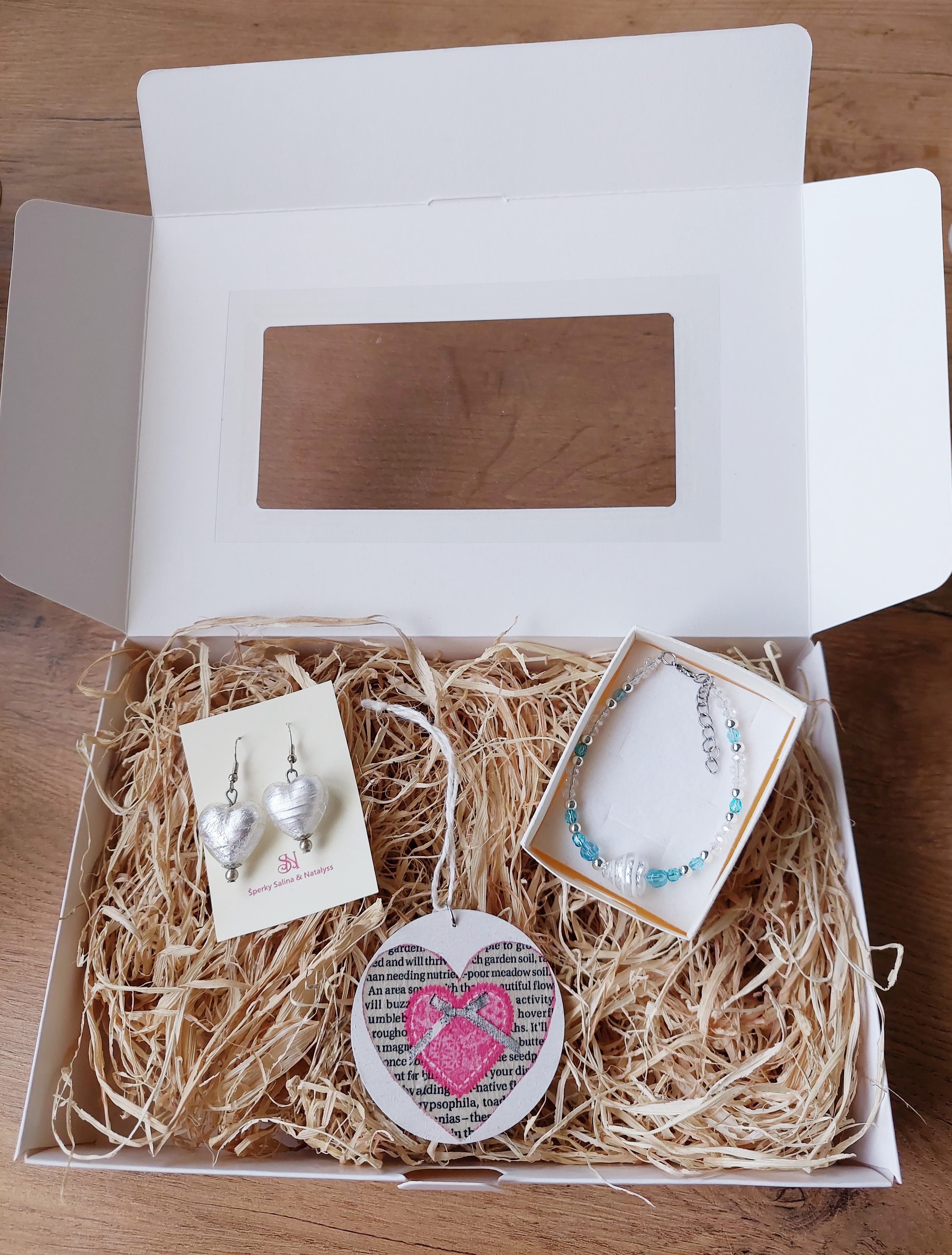 Darčekový box pre ženy s náušnicami, náramkom a dekoráciou