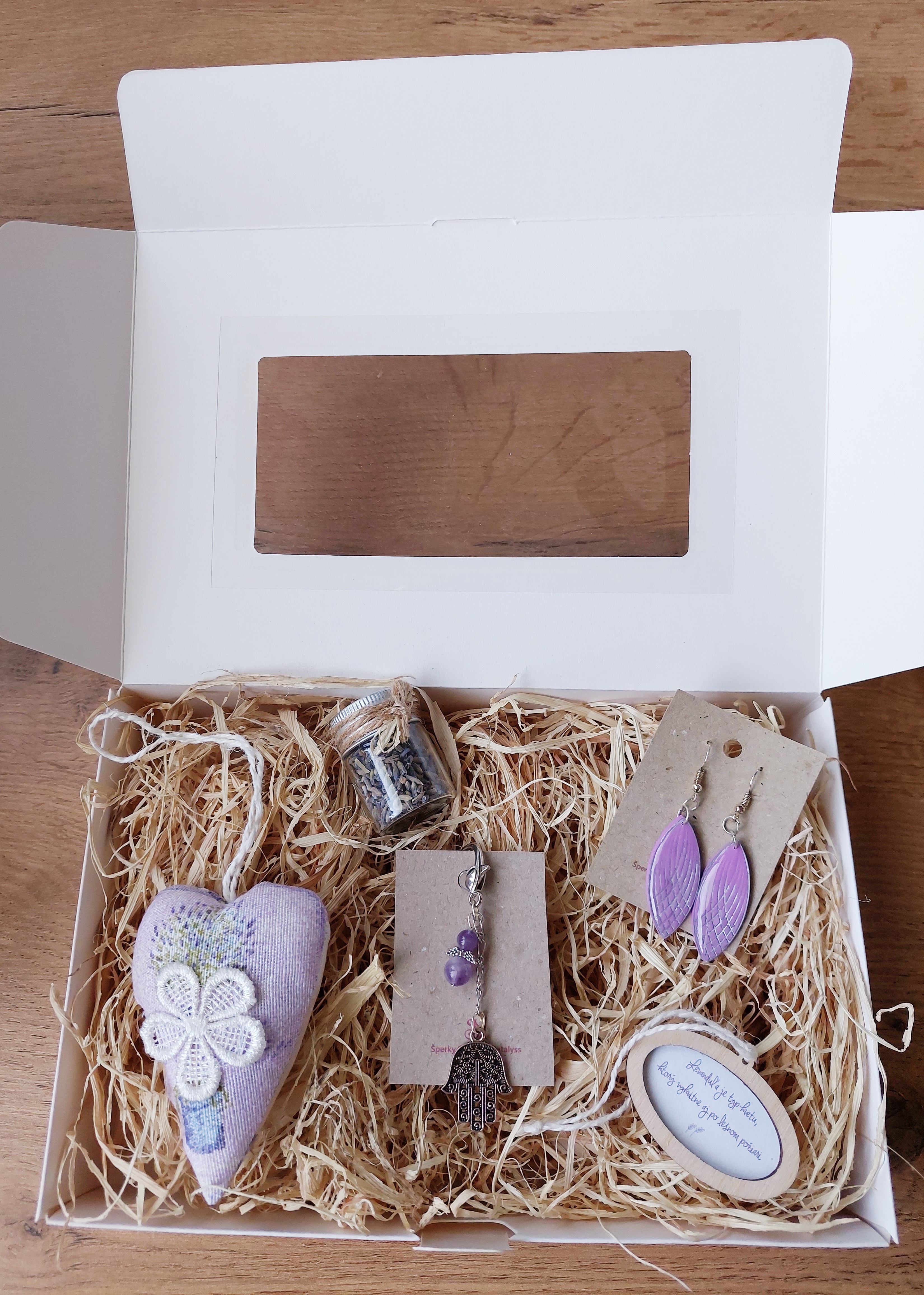 Fialový levanduľový darčekový box pre ženy s náušnicami, kľúčenkou a dekoráciami