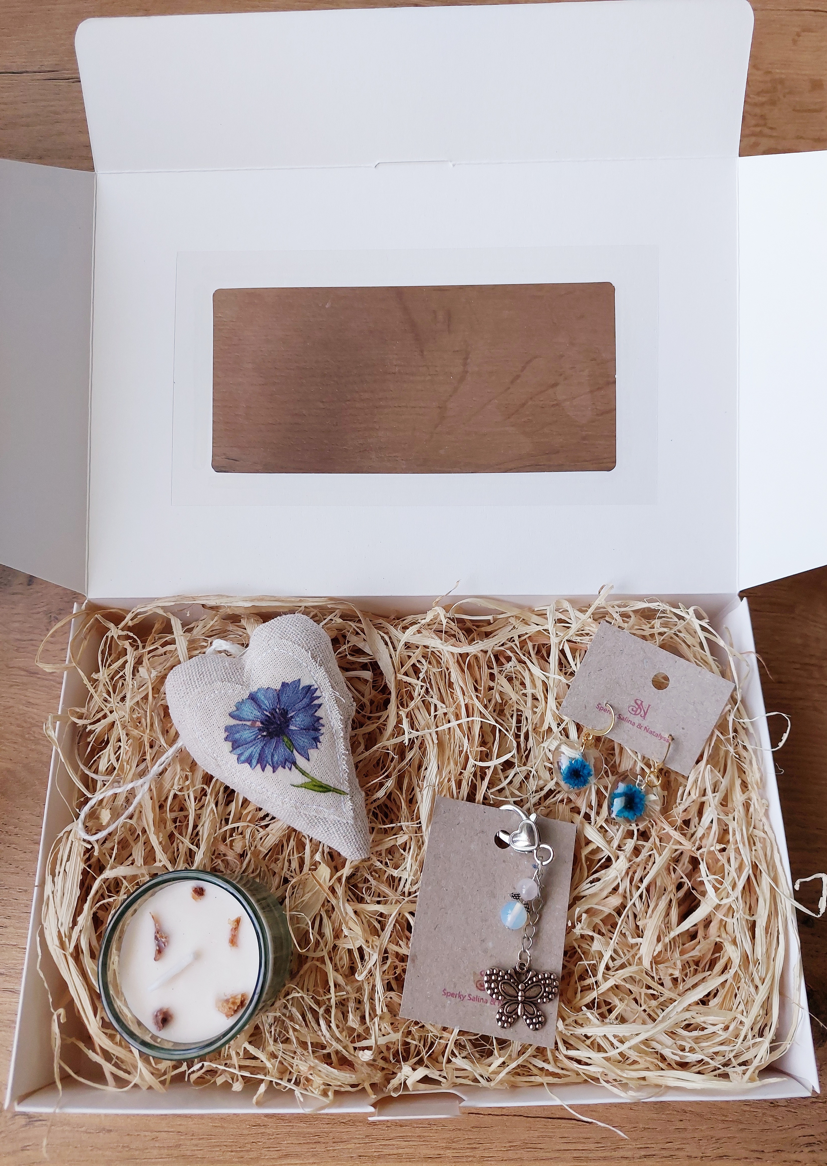 Modrý darčekový box pre ženy s náušnicami, kľúčenkou, sviečkou a dekoráciou