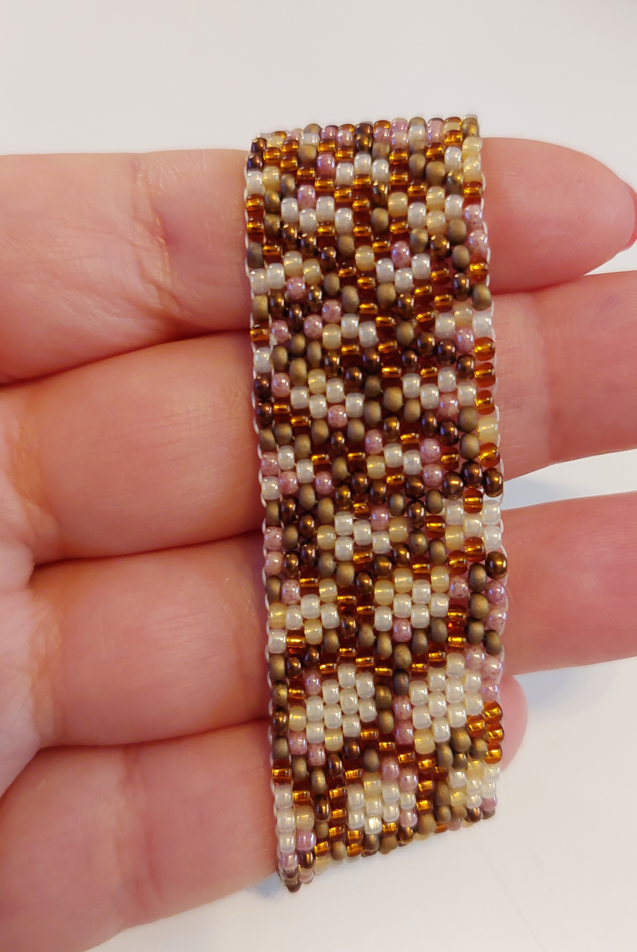 Hnedo-béžový zapínací náramok šitý z korálok s hadím vzorom