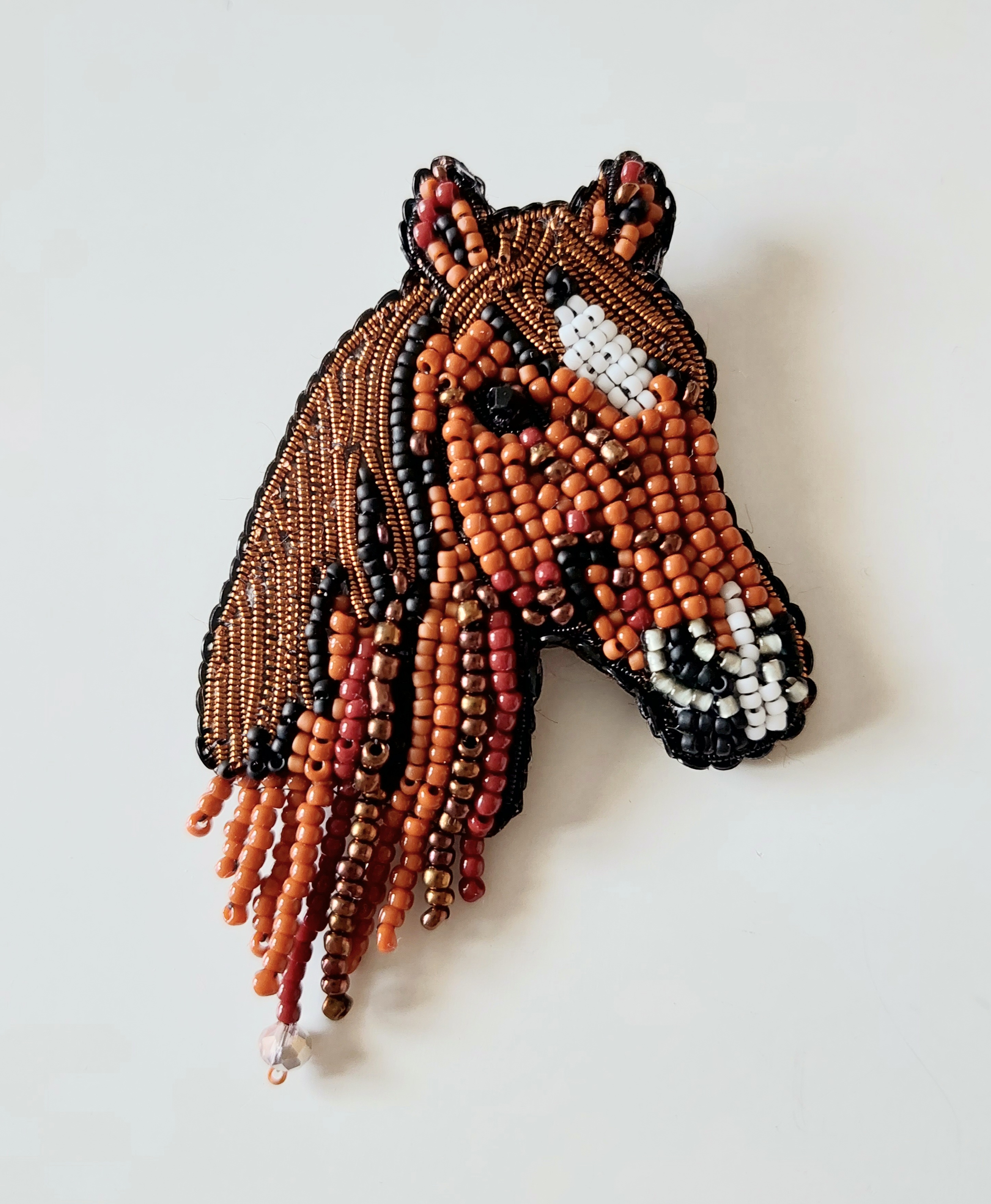 Handmade šitá korálková brošňa kôň