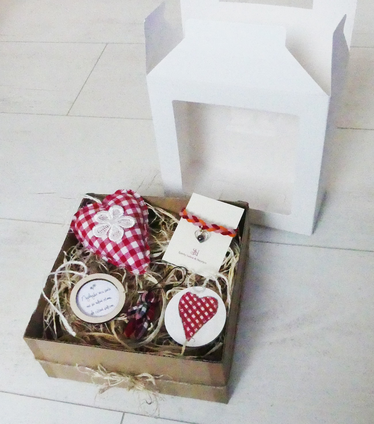 Červený károvaný darčekový box s folklórnymi náramkom a dekoráciami