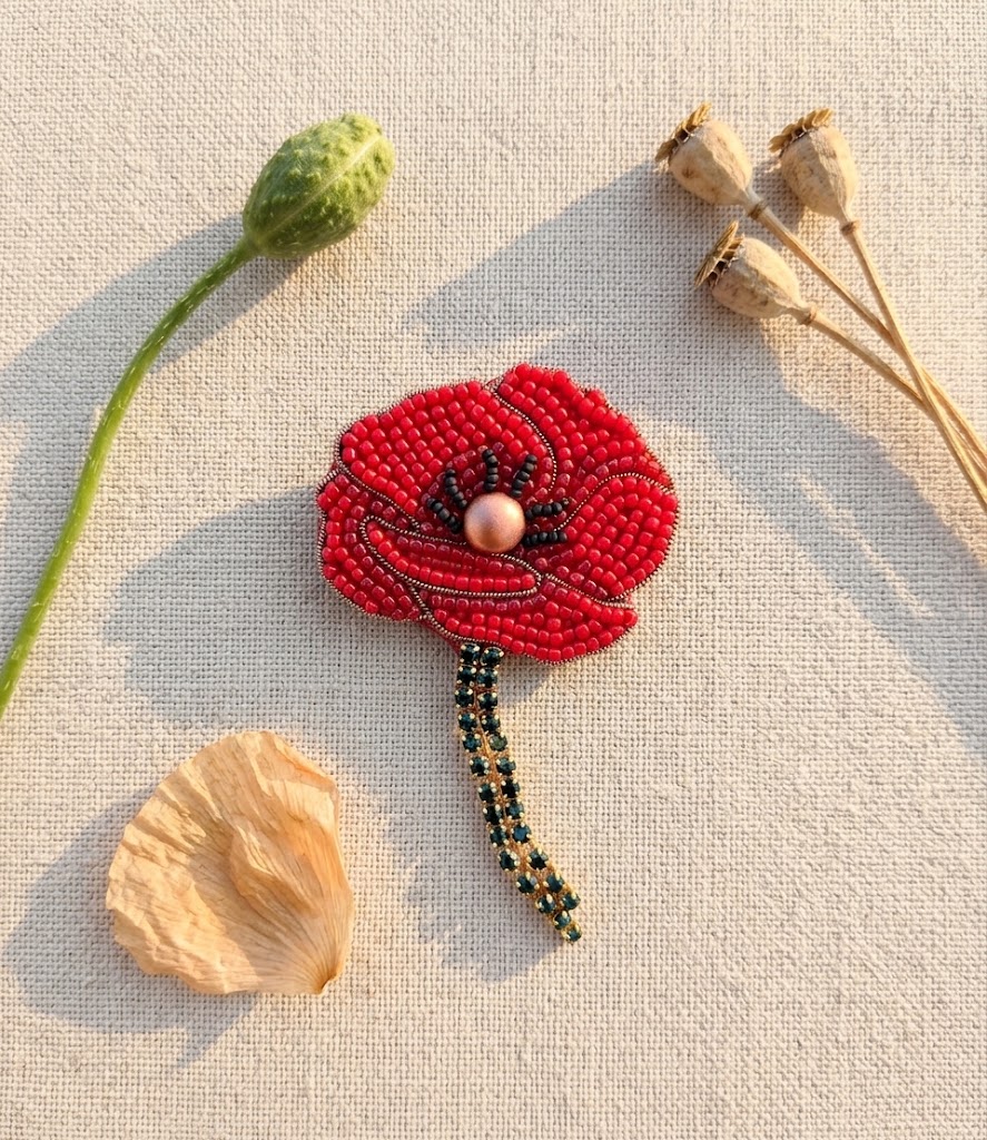 Handmade šitá korálková brošňa divý mak