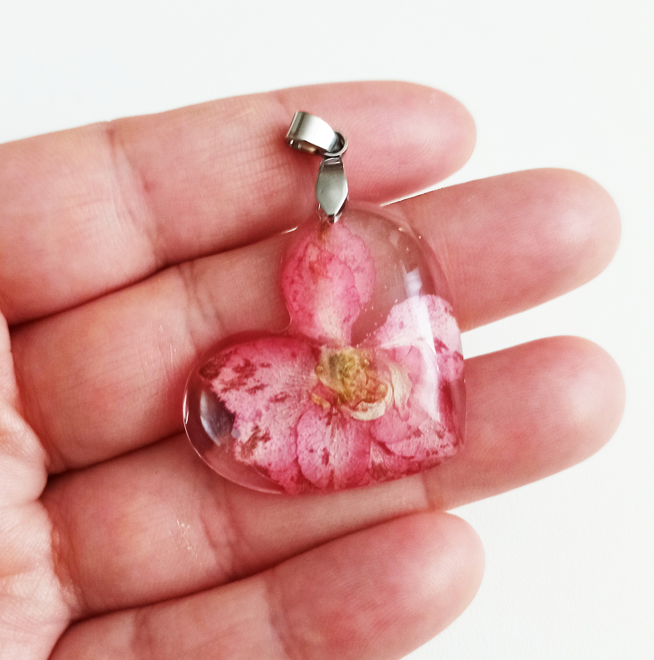 Srdiečkový živicový prívesok s ružovým kvietkom - chirurgická oceľ
