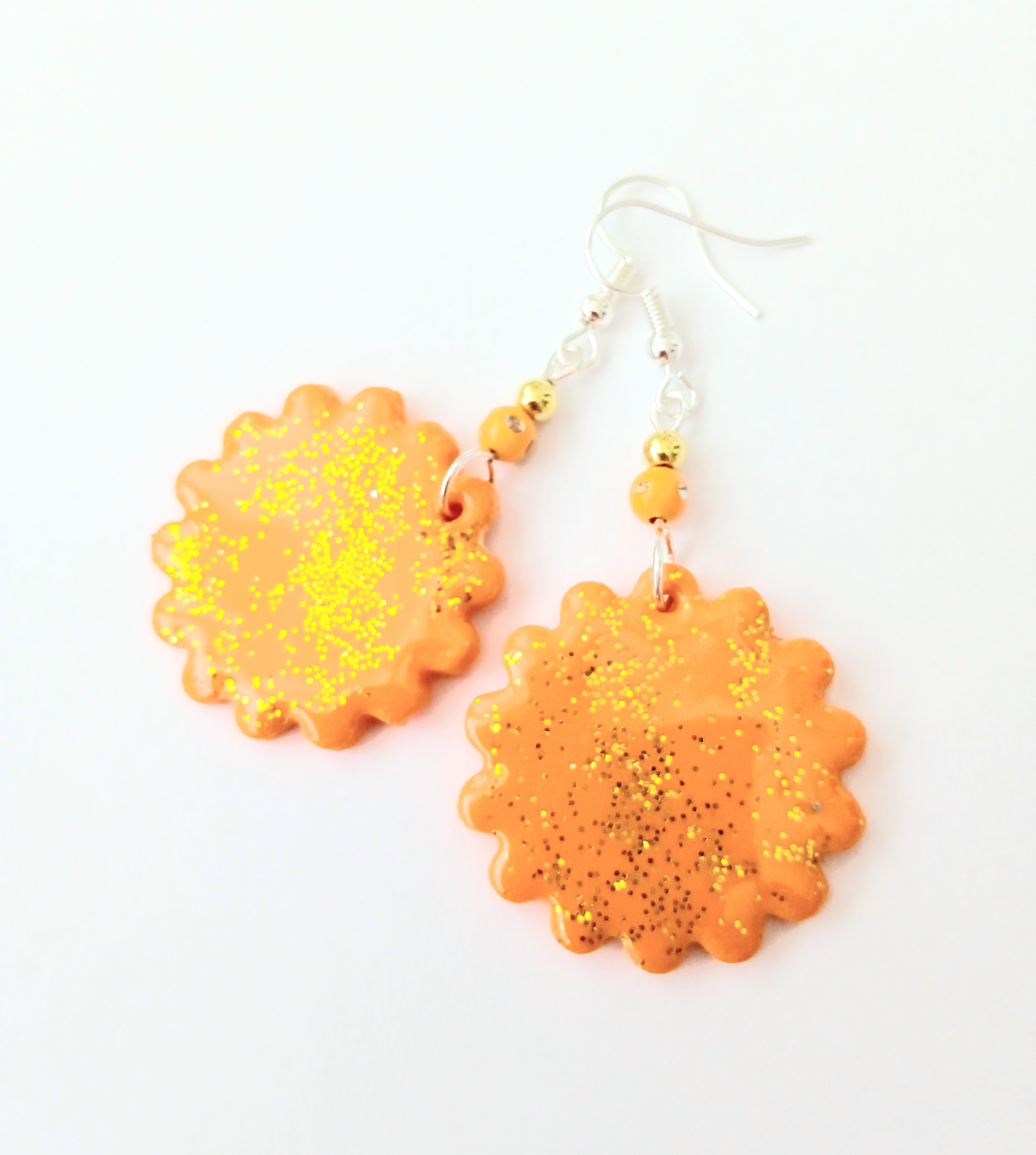 Oranžové visiace náušnice kvety z polymérovej hmoty s trblietkami