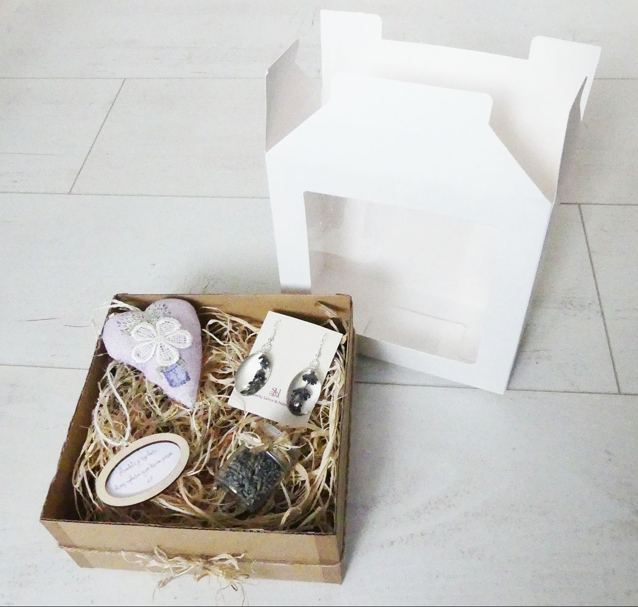 Levanduľový darčekový box s náušnicami a dekoráciami