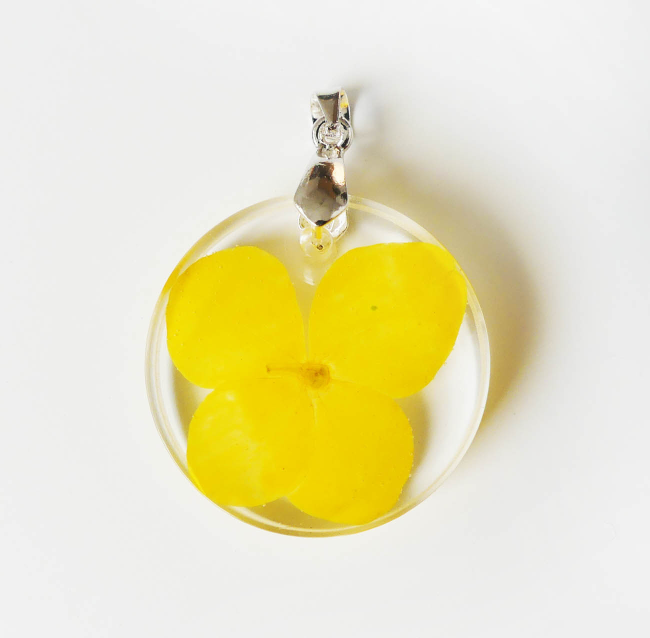 Kruhový živicový prívesok so žltým kvetom - striebro 925
