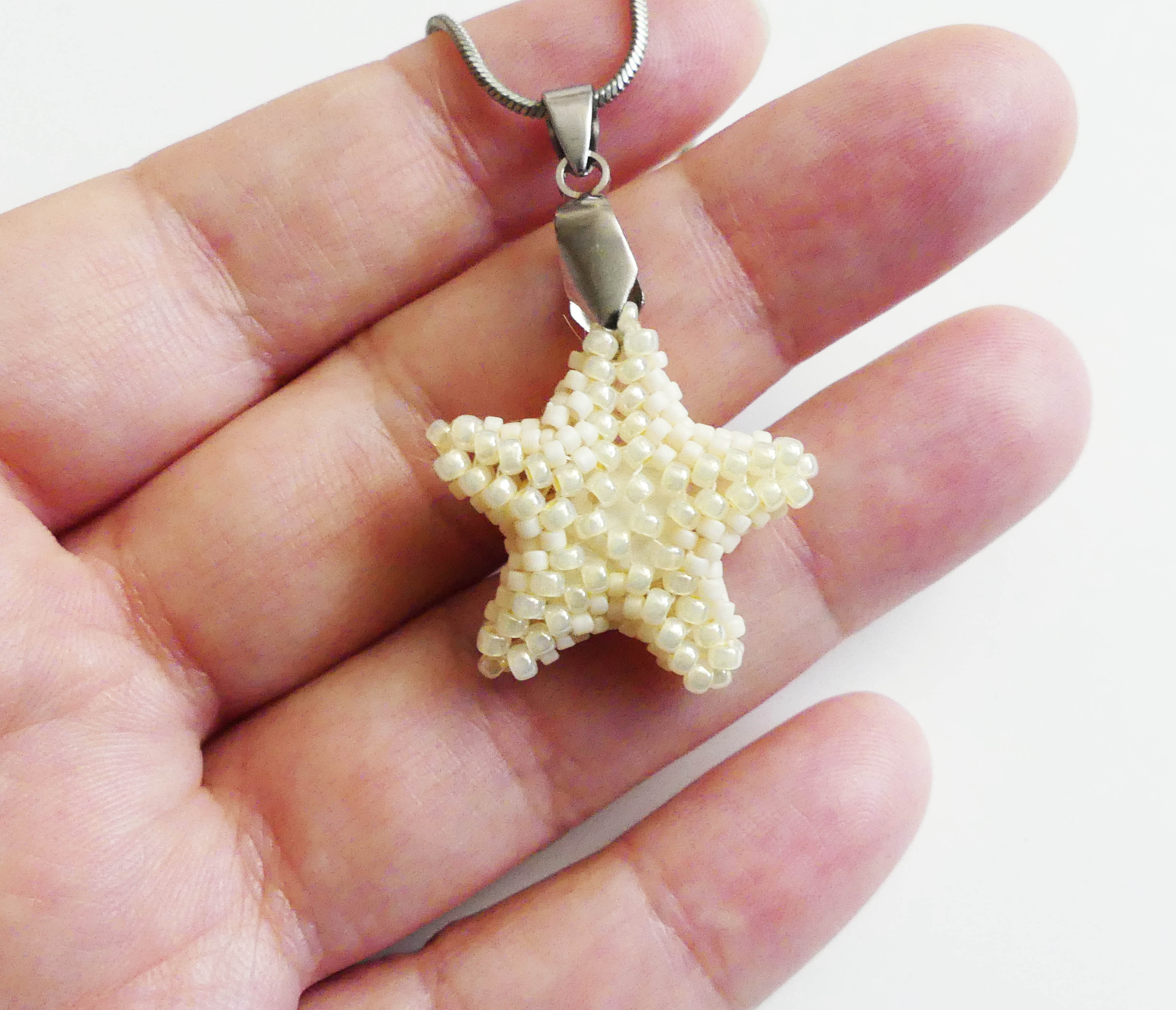 Béžový prívesok - hviezdica šitá z korálok (chirurgická oceľ)