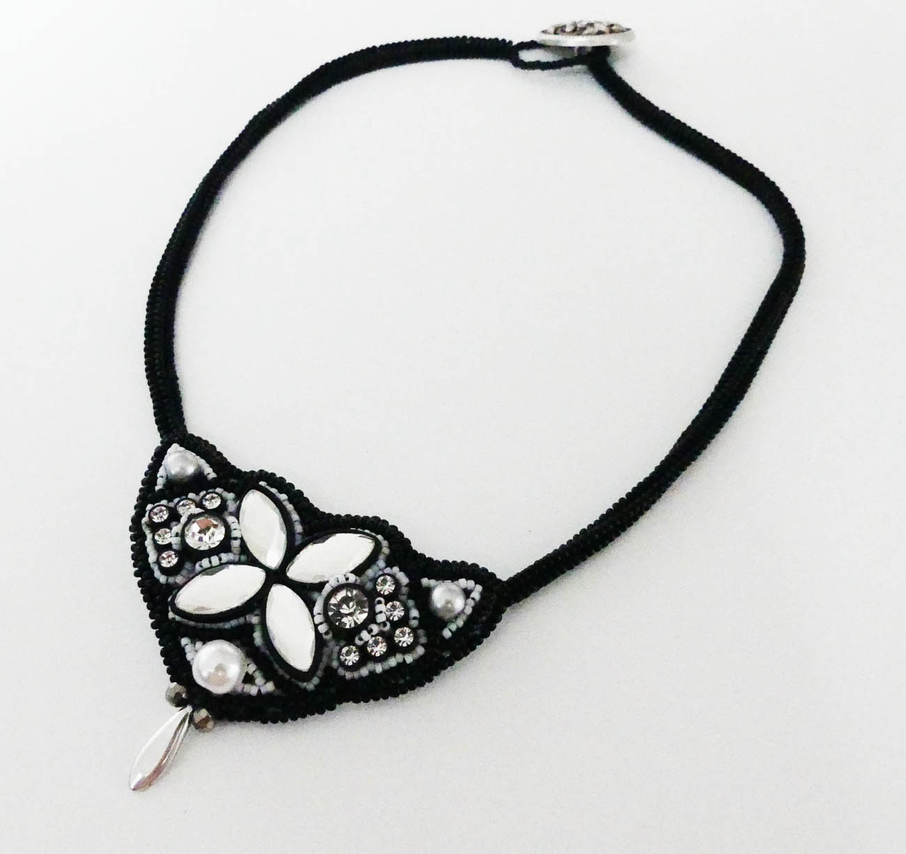 Elegantný čierno-biely šitý náhrdelník s krištálmi 