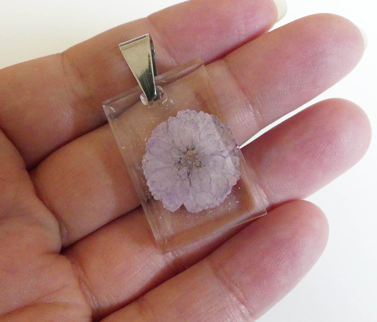 Živicový prívesok s fialovým kvetom - chirurgická oceľ