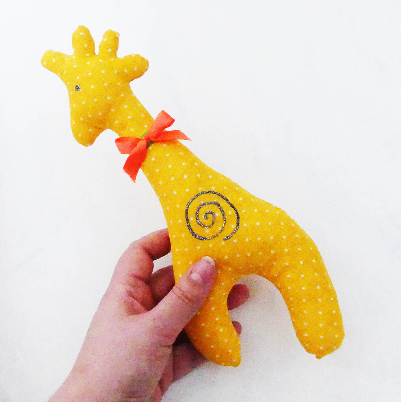 Žltá žirafa - šitá handmade dekorácia