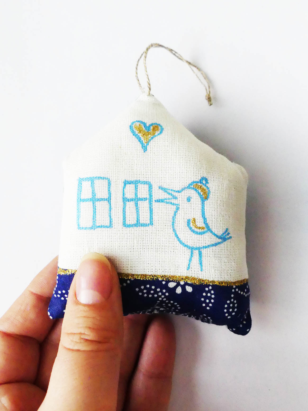Modrý domček - šitá handmade dekorácia 