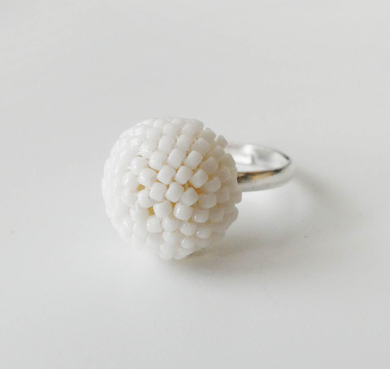 Handmade biely prsteň z obšívanej korálky