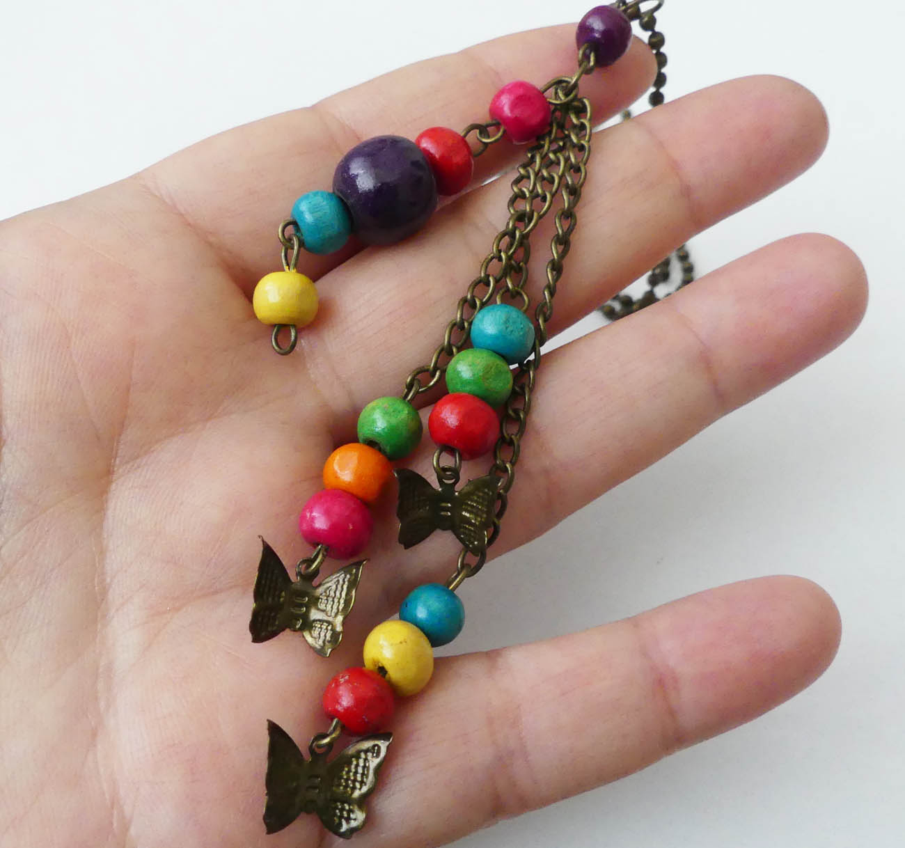 Veselý drevený korálkový náhrdelník s motýlikmi