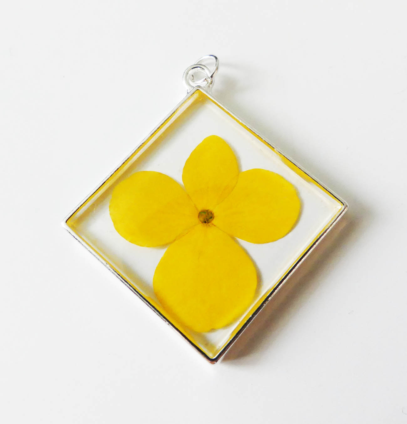 Žltý kvet v štvorci - živicový prívesok 