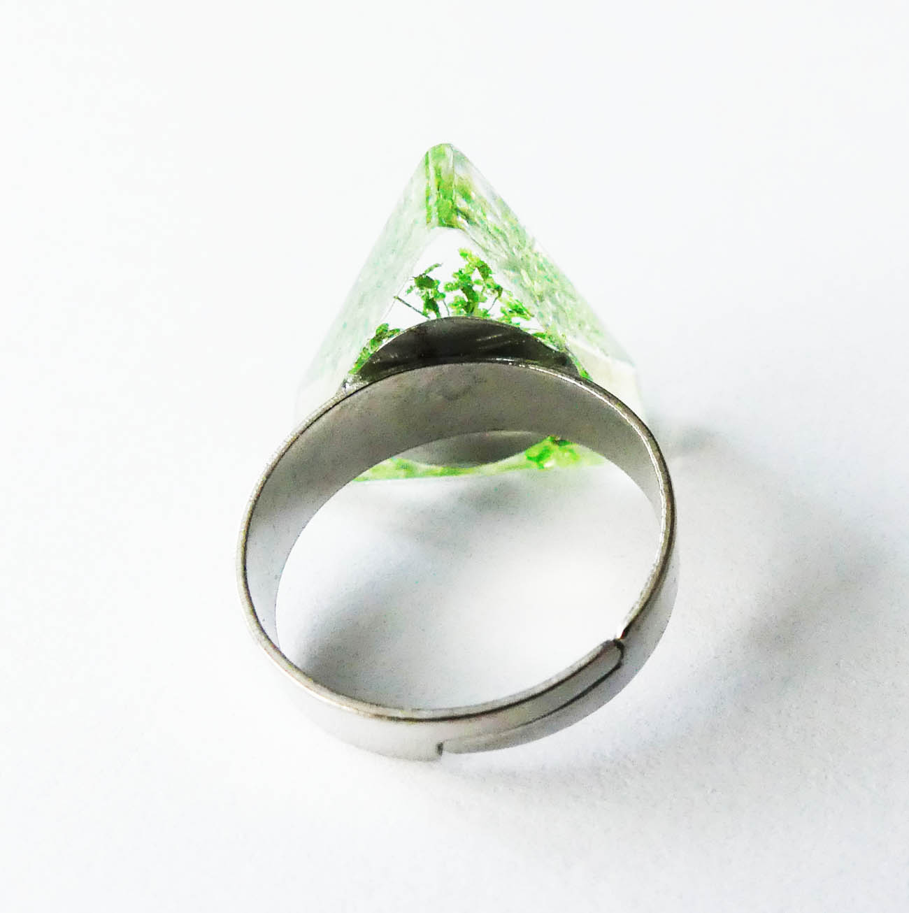 Handmade živicový trojuholníkový prsteň so zelenými kvetmi