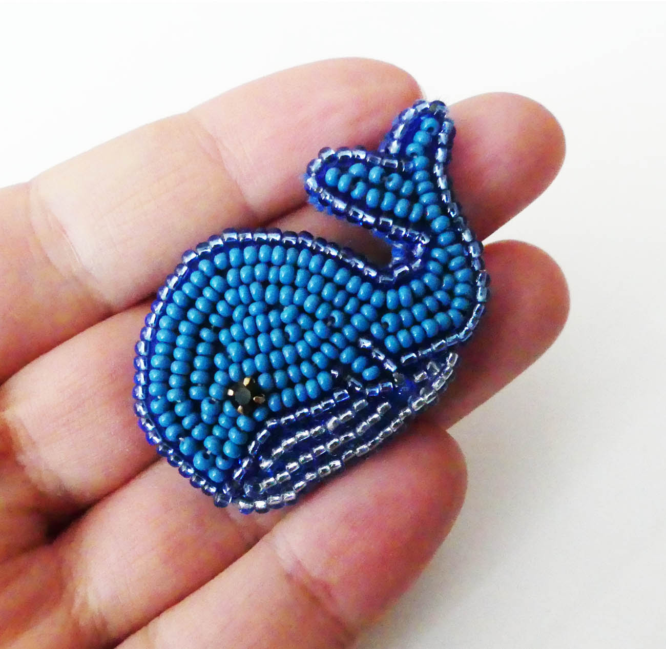 Handmade šitá korálková brošňa veľryba