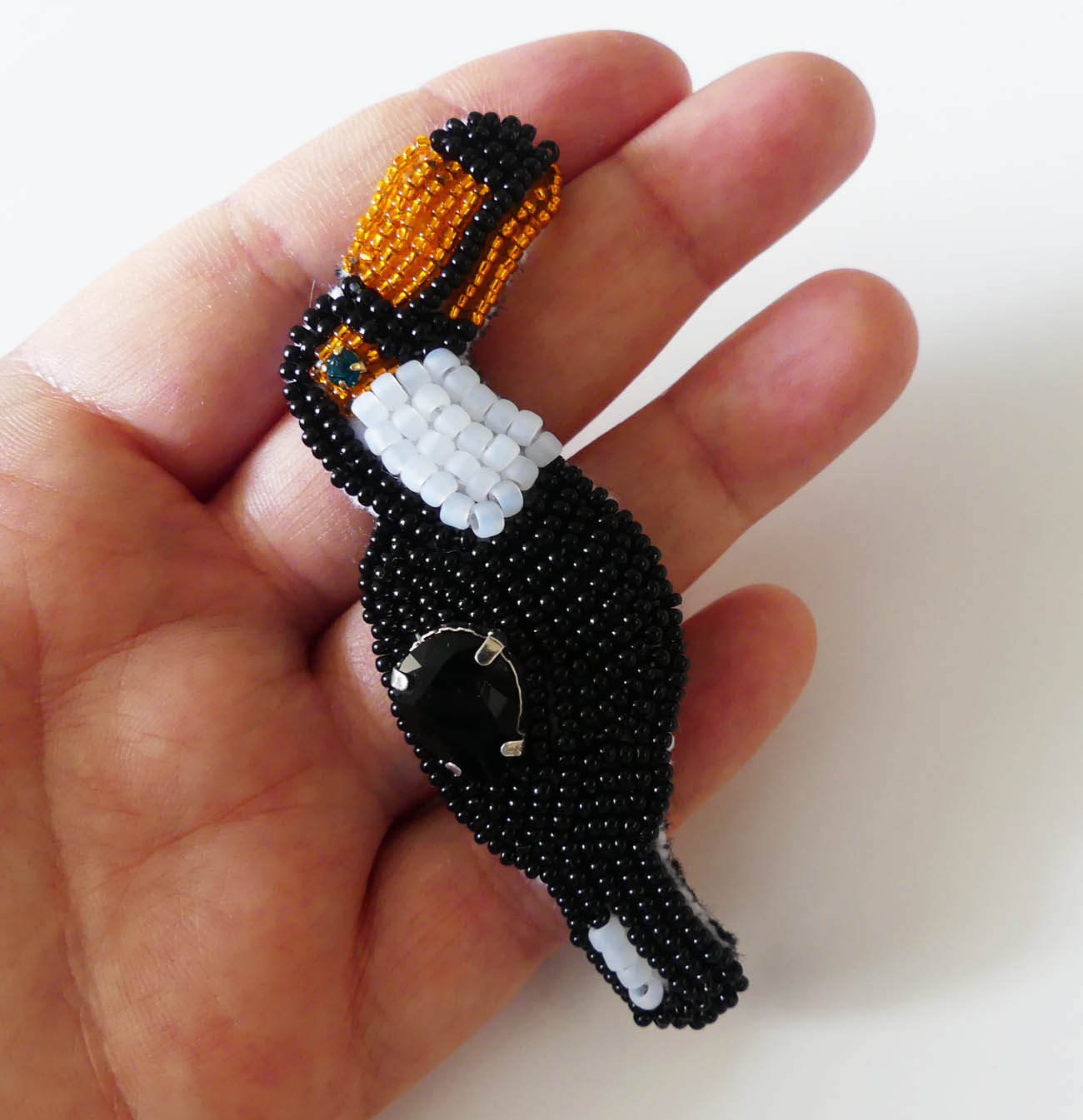 Handmade šitá korálková brošňa tukan