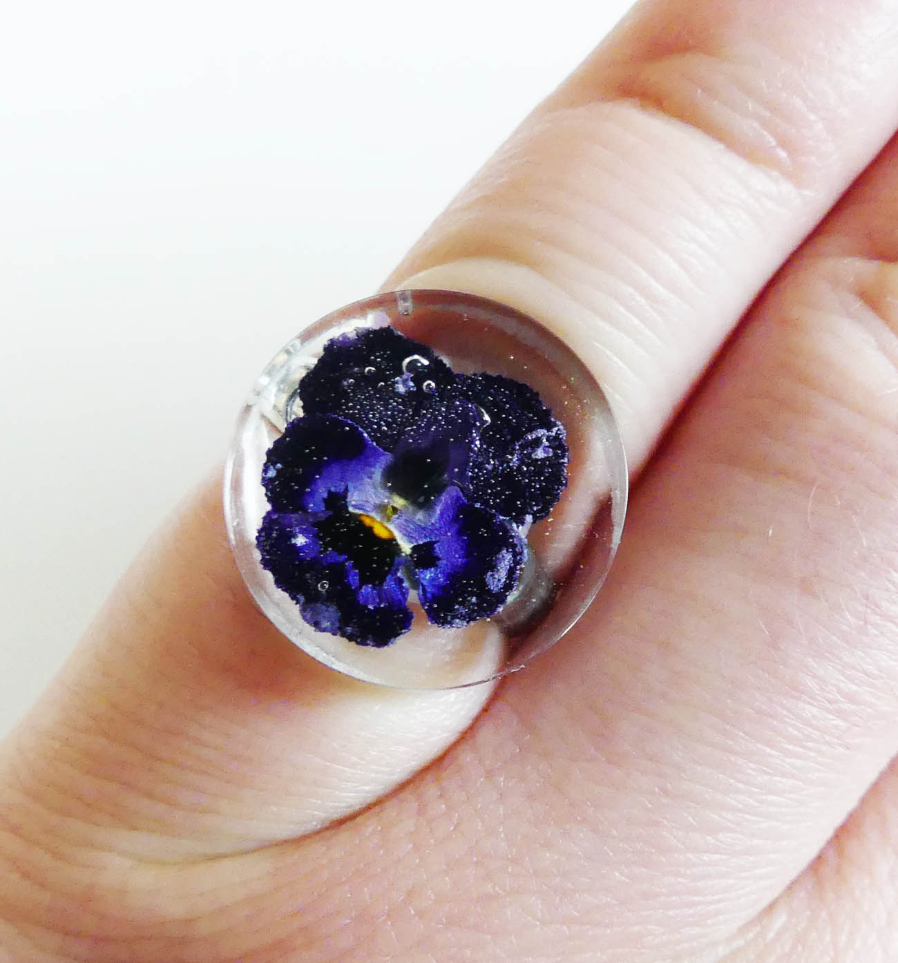 Handmade živicový kruhový prsteň s fialovou sirôtkou