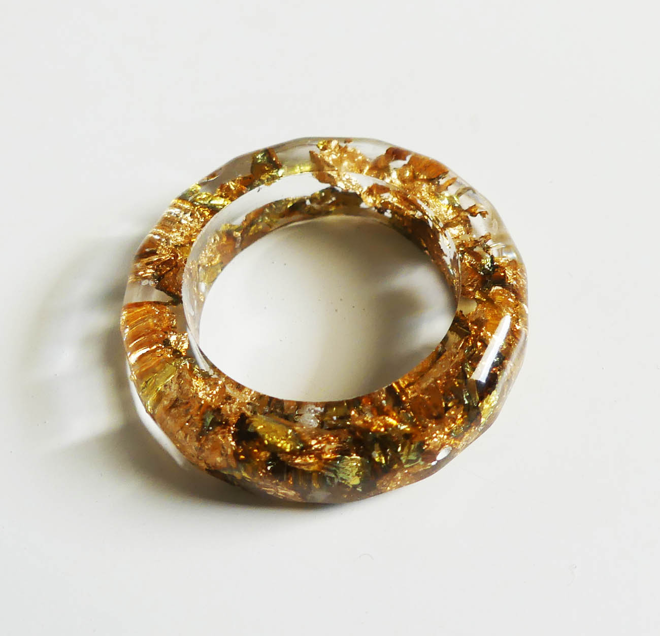 Medený živicový prsteň s kovovými fóliami