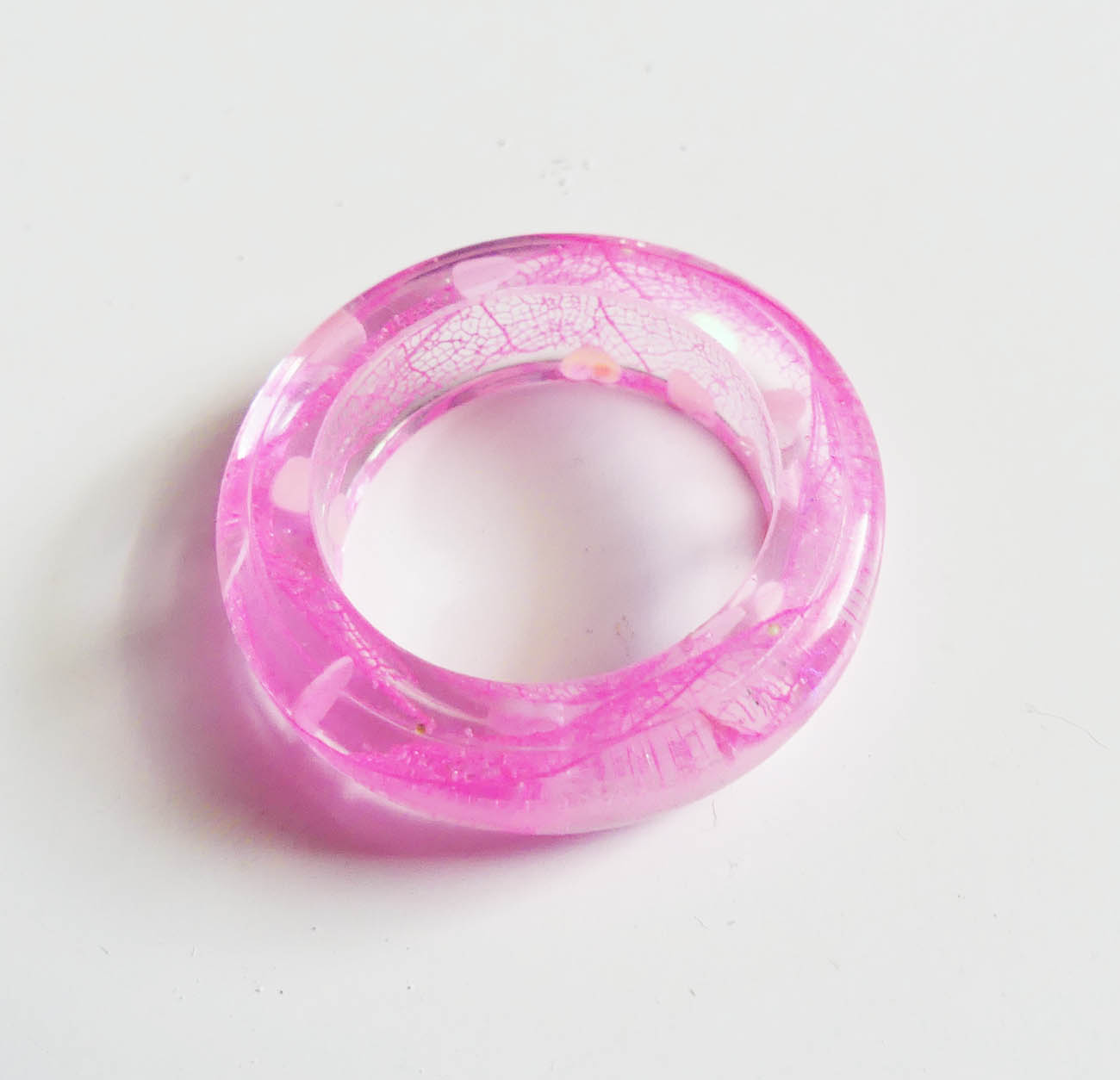 Živicový prsteň s ružovými srdiečkami a listami