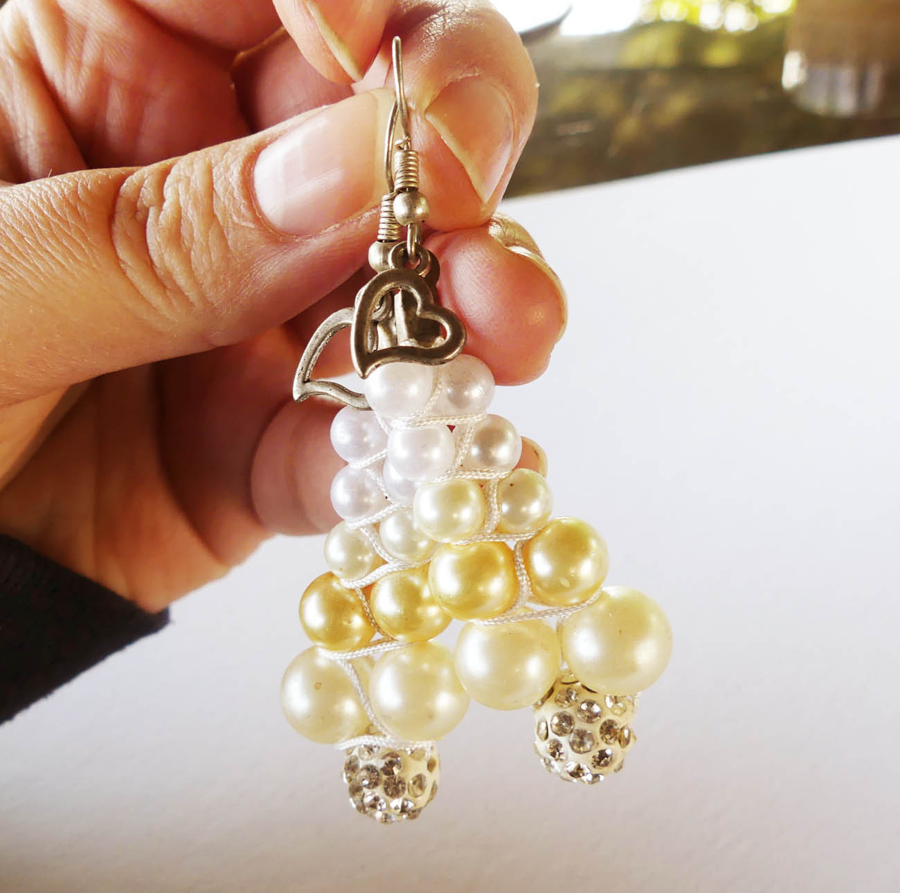 Krémové perlové visiace náušnice