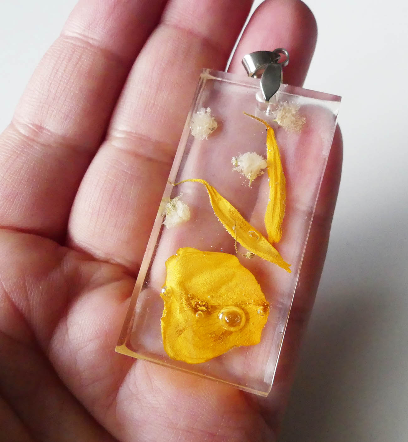 Živicový prívesok so žltými lupeňmi kvetov - chirurgická oceľ 