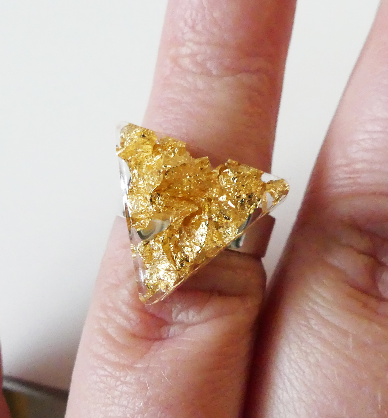 Handmade zlatý živicový trojuholníkový prsteň 