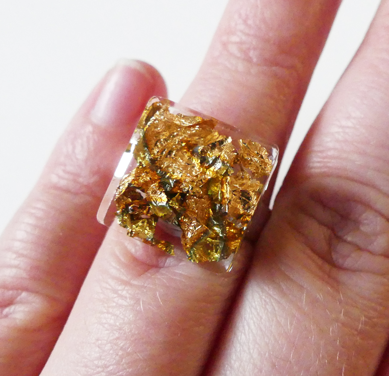 Handmade zlatý živicový štvorcový prsteň 
