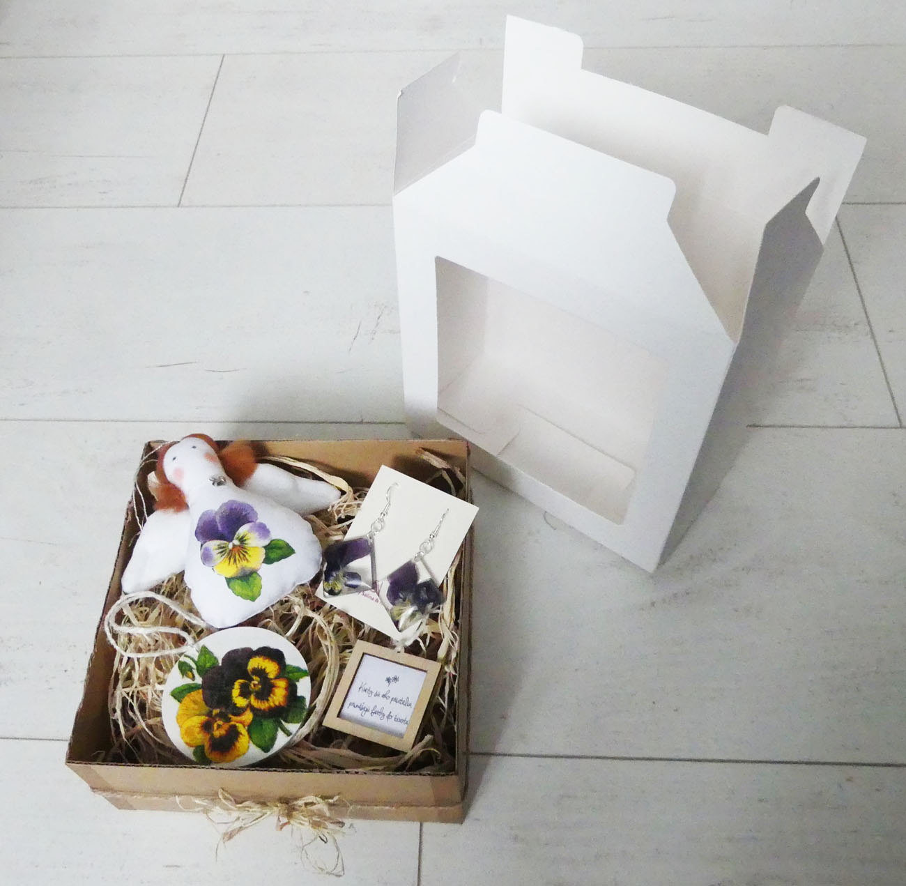 Sirôtkový darčekový box s náušnicami a dekoráciami
