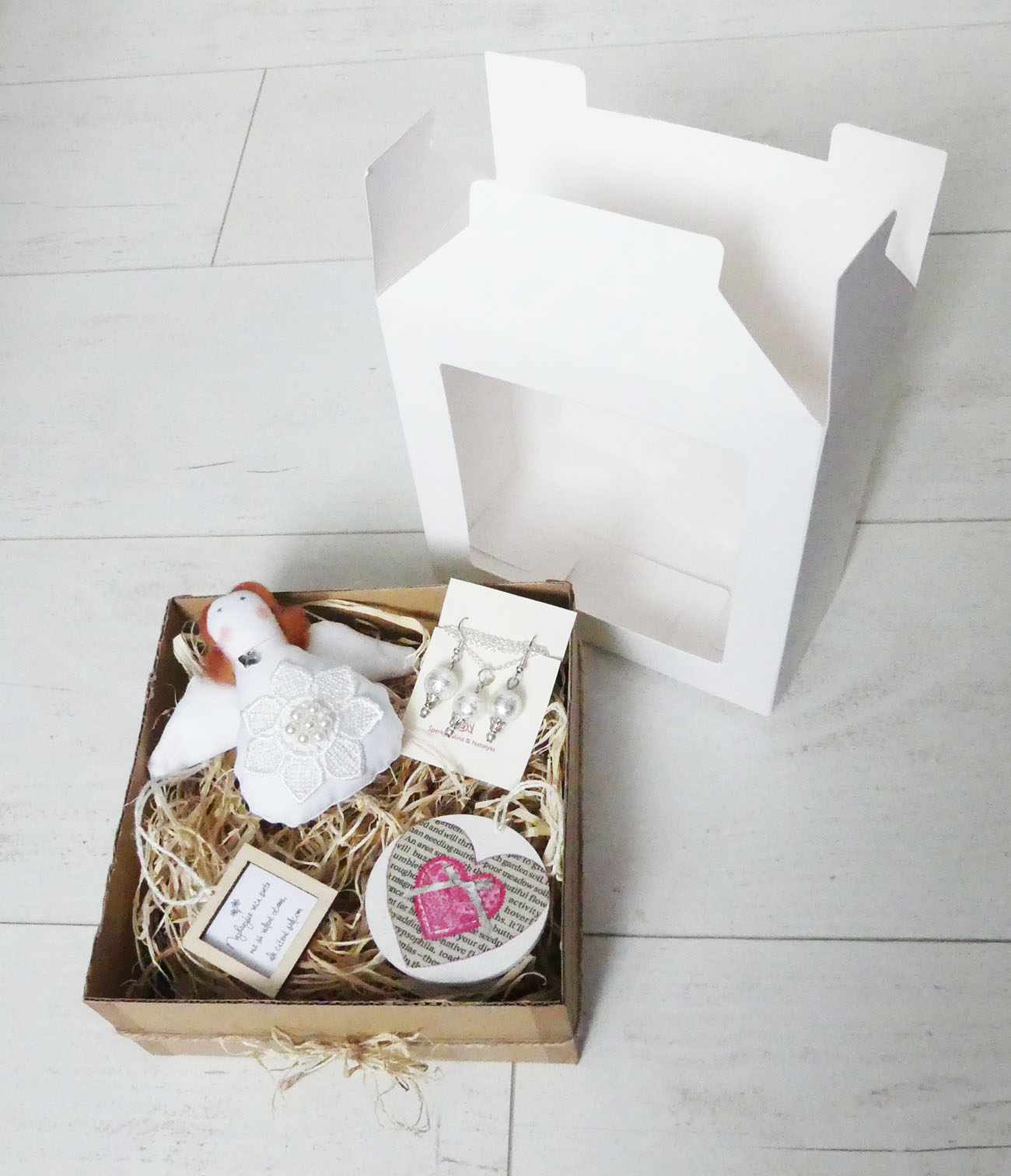 Darčekový box s bielym anjelikom, sklenenou sadou šperkov, citátom a dekoráciou