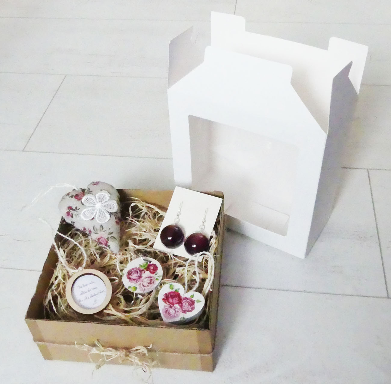 Ružičkový darčekový box s náušnicami, kľúčenkou a dekoráciami